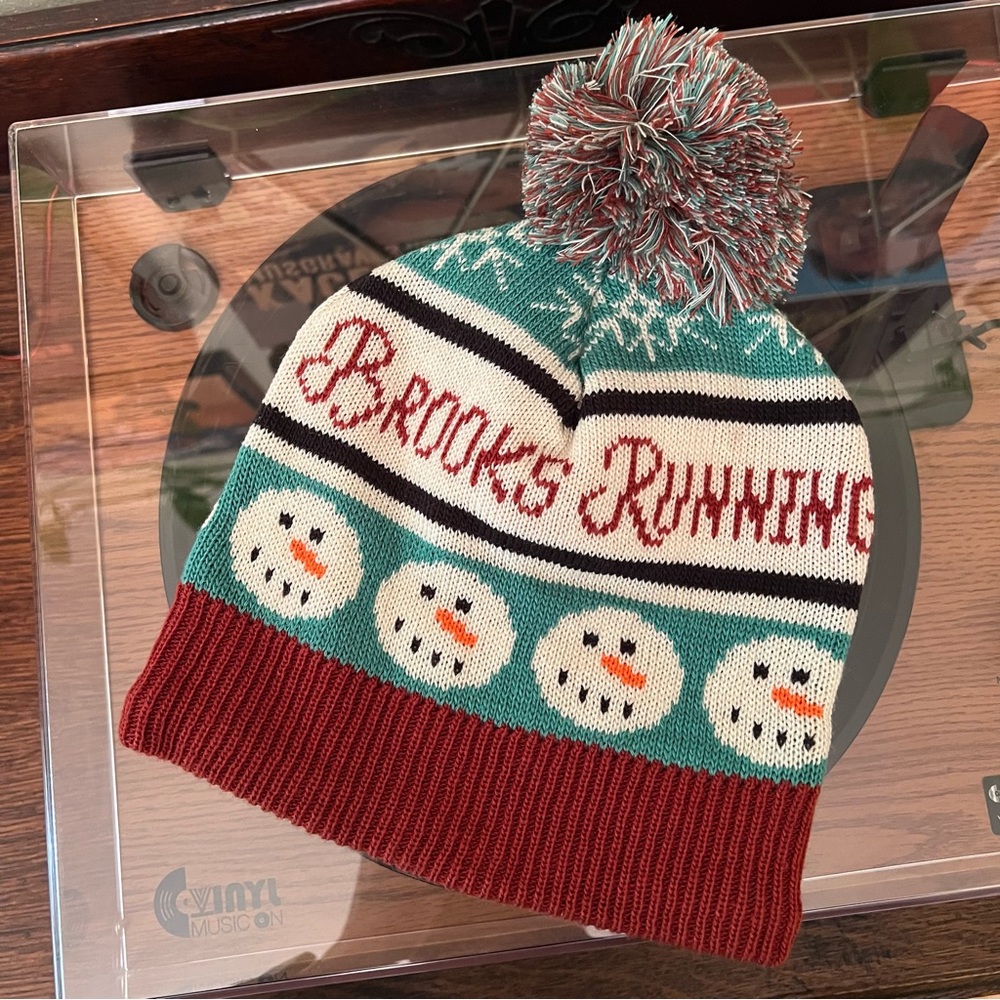 ☃️ Brooks Running Heritage Pom Beanie, Winter Hat, Brooks, NWT - Picture 2 of 8